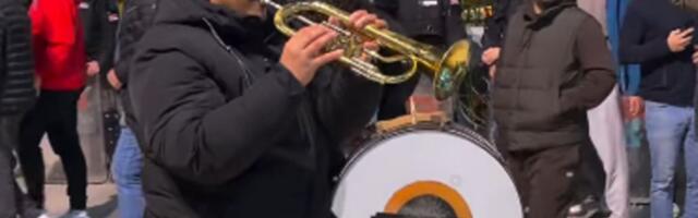 Šou ispred Beogradske arene: Trubači zasvirali za navijače Zvezde posle pobede nad Fenerbahčeom