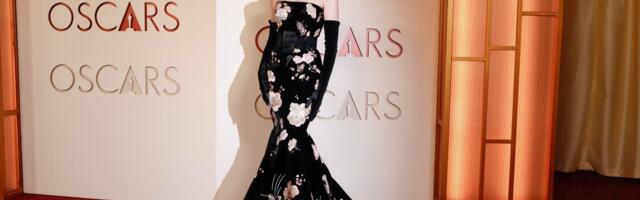 En Hatavej zapalila crveni tepih: Cvetna haljina istakla zanosnu figuru - glumica nikad lepša (FOTO)