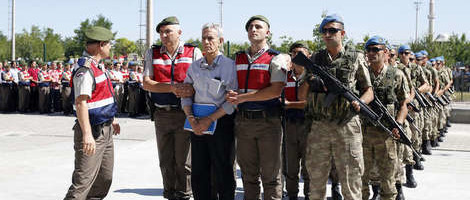 Turska: Doživotni zatvor za 337 osoba u postupku o neuspjelom puču