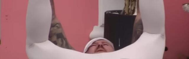 Janjuš u šok izdanju: Utegao se u helanke, pa raširio noge - Kuka na sav glas (VIDEO)