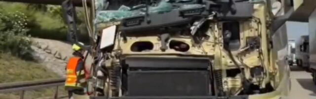 (VIDEO) VOZAČ IZ SRBIJE ZA DLAKU IZBEGAO SMRT KOD PRAGA! Kamion potpuno slupan, kabina ZGUŽVANA kao konzerva: Evo ko je bio za volanom, oglasio se nakon sudara!