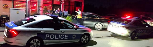 PUCNJAVA U LAPLJEM SELU ISPRED ŠKOLE! Izleteo iz kafića i zapucao, u dvorištu bilo mnogo roditelja i dece (VIDEO)