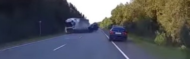 SAOBRAĆAJKA NA IBARSKOJ: Automobil sleteo sa puta, ima povređenih