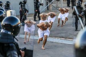 Мега затвор у Ел Салвадору, снимци и фотографије уласка првих затвореника