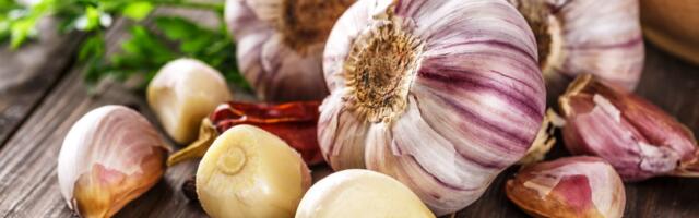 Kuhinjski saveti da očistite beli luk za 5 minuta