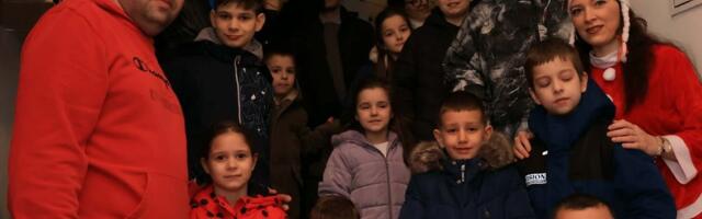 Šestu godinu za redom Miloš ulepšava deci kraj godine: Upravnik zgrade u Nišu iznenadio najmlađe