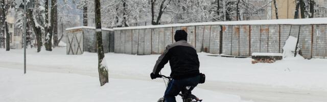 Na putevima u više delova Srbije sneg u raskvašenom stanju, pojedini neprohodni