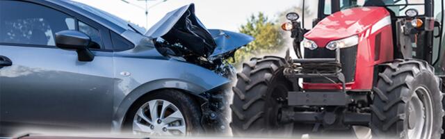 HOROR KOD SMEDEREVA! Sudarili se kombi, traktor i automobil: MRTVI PRASIĆI razbacani po putu! (FOTO)