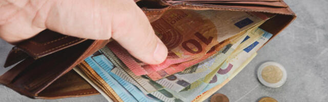 Srednji kurs dinara za evro u ponedeljak 117,38 dinara