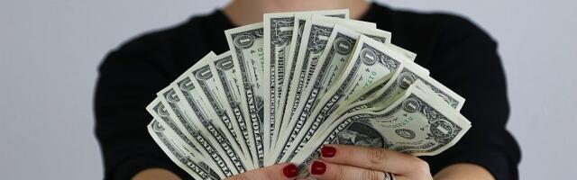Slabiji dolar tiho diže cene: Kako pad valute utiče na svakodnevne troškove