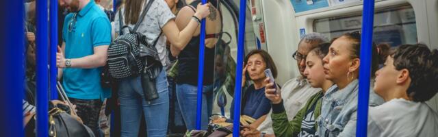 Mladić u Parizu uneo televizor u metro: Dobio je paprenu kaznu zbog "opasnog predmeta"