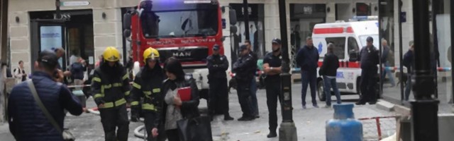 Prava je sreća što u eksploziji u centru Beograda nije povređeno više ljudi: čoveku su ruke ispečene, ostao je bez kose, a žena do njega bez odeće jer joj je izgorela