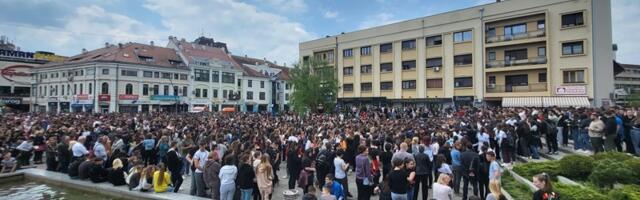 Nekoliko hiljada učenika i gradjana zapalilo sveće na Gradskom trgu u Čačku