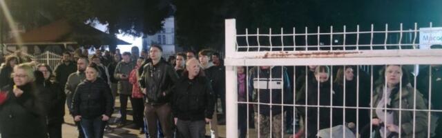 Protest ispred dečijeg dispanzera zbog smrti dečaka (FOTO)