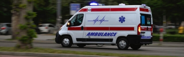 UŽAS U KARAĐORĐEVOJ! DETE (7) SE BICIKLOM ZAKUCALO U TRAMVAJ: Hitno prevezeno u Tiršovu