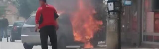 Zapalio se automobil u Vranju, pa uleteo u mesaru (VIDEO)