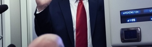 Avion pada, a u njemu Tramp, papa, Stef Kari i klinac...