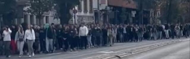 Velika kolona gimnazijalaca krenula ka Skupštini (VIDEO)