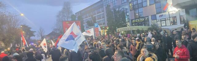 Blokaderi pucaju po svim šavovima: Nema ih ni 100, dok je više hiljada građana protiv blokada okupljeno u Šidu (FOTO)