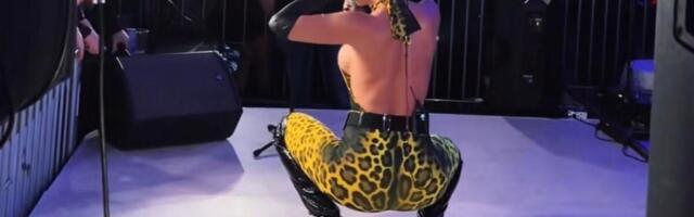 ZNATE KO JE? Kombinezon, crna koža, bujne grudi i POZADINA KOJA VREDI MILIONE: Čučnula i zamešala, VILICE POPADALE