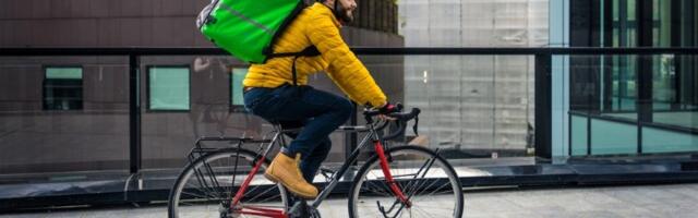 Izleću iz "mrtvog ugla": Zašto dostavljači na biciklima krše saobraćajne propise?