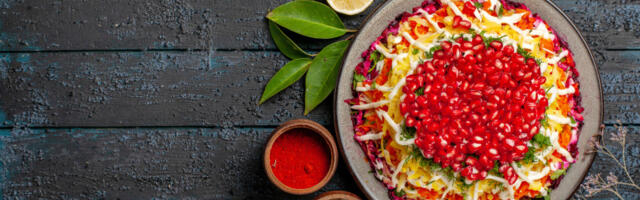 Praznična salata u obliku venčića: Vizuelno efektna i veoma ukusna (RECEPT+VIDEO)