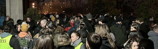 Građani se okupljaju ispred Filozofskog fakulteta na novom protestu