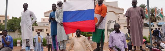 AFRIKANCI "TOPOVSKO MESO" RUSKOJ VOJSCI U UKRAJINI Stotine već poginulo, pojavili se zastrašujući snimci, jedan posebno mučan, plaćeniku MINA VEZANA ZA STOMAK