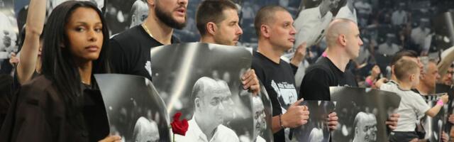 Crnka pored Lovernja odavala počast Dušku Vujoševiću, svi su je zapazili, u hali je bila i pre 17 dana