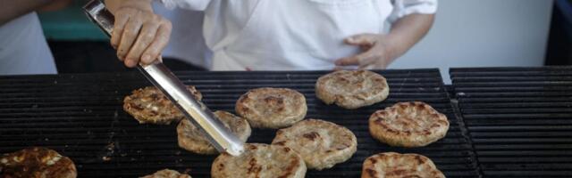 Tajna roštilj majstora je samo u jednom sastojku: Zbog toga im ni ćevapi ni pljeskavice nikad nisu žilavi