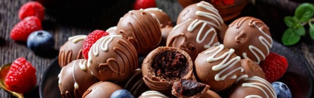 Kuglice sa malinama i čokoladom su božanstvene: recept za ovaj desert će vam svi tražiti
