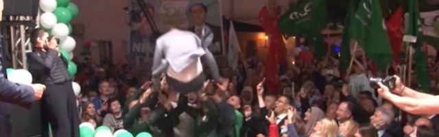 (HIT VIDEO) RASIM LJAJIĆ SKOČIO SA BINE U PUBLIKU poput rok zvezde!