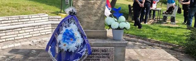 Ljižani ne zaboravljaju svoga heroja: Položeni venci na spomenik Darka Miloševića