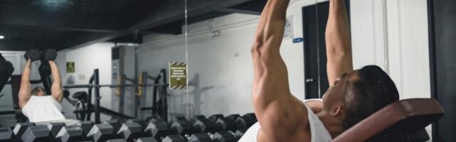 Podizanje bućica sa pauzom