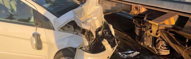 Oglasile se Železnice Srbije o sudaru voza i automobila: Nema povređenih ni mrtvih, dva vagona iskliznula iz šina!
