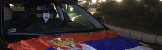 PONOSNO SE VIJORE TROBOJKE! Pogledajte slavlje na ulicama Kosovske Mitrovice nakon pobede Srpske liste (FOTO)