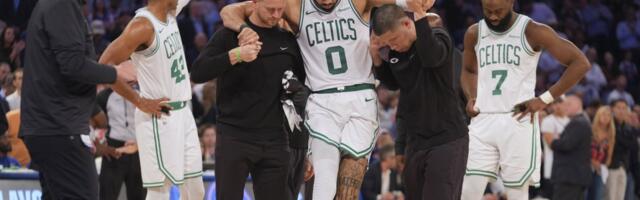 Boston u agoniji! Tejtum u kolicima napustio dvoranu, Niksi imaju dve meč lopte (VIDEO/FOTO)