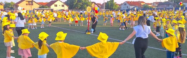 Vek predškolskog vaspitanja u Vranju: Pogledajte defile i nastup predškolaca