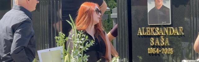 Neutešna porodica stigla na pomen Saši Popoviću - Tužan prizor na Bežanijskom groblju (VIDEO)