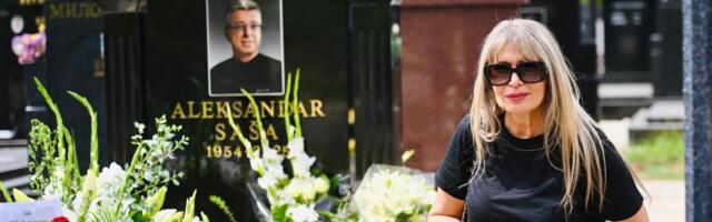 GODINU DANA BEZ SAŠE POPOVIĆA: Porodica izlazi na grob estradnom magu - promenjen spomenik Saše Popovića: Suzana Jovanović imala samo jedan zahtev