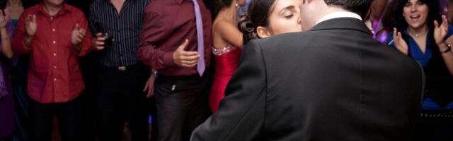 Evo zašto gosti na svadbi nikad ne treba da nose crvenu boju! Bizarno je, ali proći će kao BOSI PO TRNJU