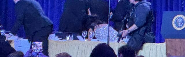 VIDEO Pucnjava u Beloj kući: Trampa i Melaniju sklonilo obezbeđenje, pogođen tajni agent