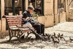Чак трећина старих пати од депресије, недостатак новца један од главних узрока