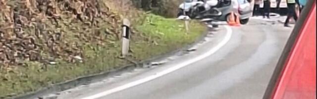 Udes u Ovčar Banji - automobil udario u divlju svinju, a zatim u autobus, povređena jedna osoba