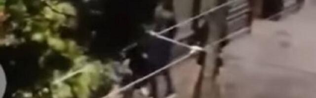 Grupa mladića brutalno pretukla dvojicu osmaka! Jednog izboli? (VIDEO)