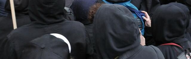 "Predsednik Opštine u Bačkoj Palanci organizovao grupu plaćenih batinaša , da gađaju i provociraju građane"