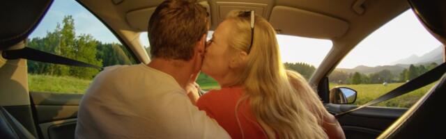 Snimak srpskog para obišao svet: U kolima nasred autoputa uradili ovo (VIDEO)