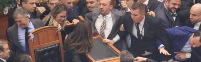 Туча у албанском парламенту, сукоб посланика и полиције
