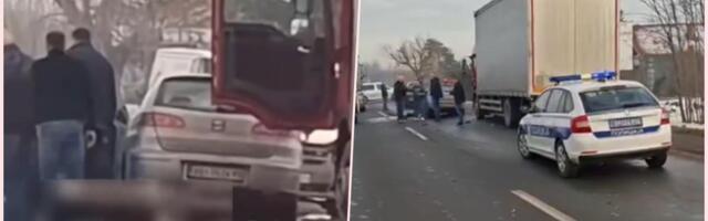 JEDNA OSOBA LEŽI NA PUTU, LJUDI SE OKUPILI, A NA PUTU SRČA: Prvi snimci jezivog udesa u Vreocima (video)