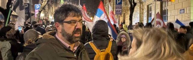 “Nećemo dozvoliti fašizaciju društva”: Radomir Lazović sa ulice na kojoj se dva kordona policije isprečilo između antifašista i neonacista